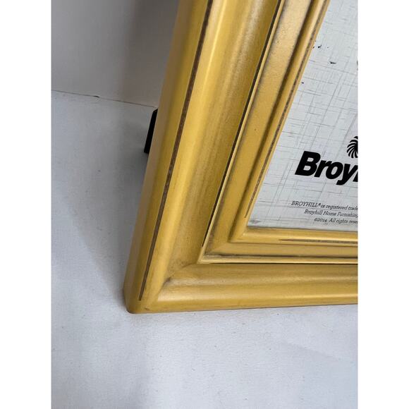 Broyhill Wooden Picture Frame Yellow Wood Distressed 4X6 New! - Picture 4 of 6